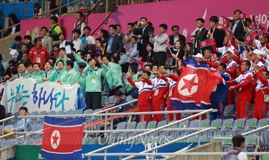 2014년 10월 1일 인천 아시안게임 북한 대 일본 여자 축구 결승전 당시. 북한 여자축구대표팀의 라은심이 후반 52분 두번째 골을 성공시키자, 경기장을 찾은 새누리당 의원과 북한 응원단이 기뻐하며 축하해주고 있다. 이날 응원전에는 하태경 의원도 참여했다. 
