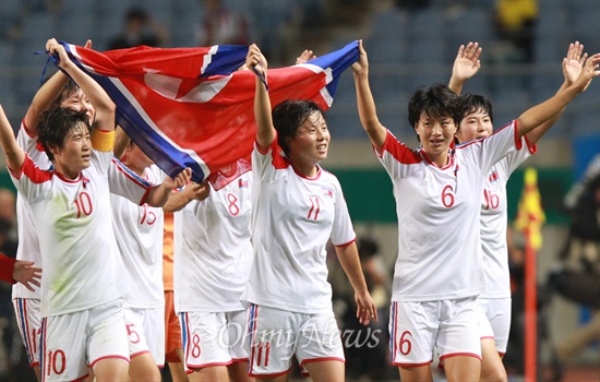 북한 여자축구 금메달 획득 북한 여자축구대표팀 선수들이 1일 오후 인천 문학월드컵경기장에서 열린 '2014 인천아시아경기대회' 여자축구 일본과의 결승전에서 3대 1로 승리한 뒤 관중석에 있는 시민들에게 답례인사를 하고 있다.