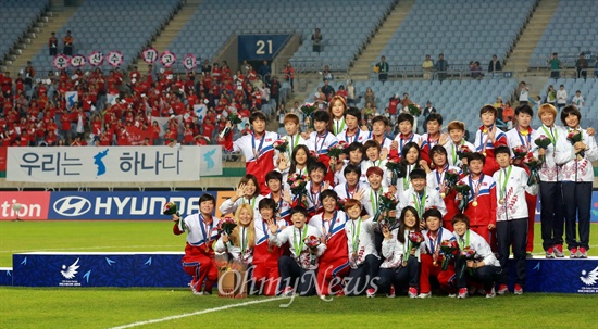 기념촬영하는 남북한 여자축구 '우리는 하나다' 1일 오후 인천 문학월드컵경기장에서 열린 '2014 인천아시아경기대회' 여자축구 시상식에서 금메달을 획득한 북한 축구대표팀 선수들과 동메달을 획득한 한국 축구대표팀 선수들이 기념촬영을 하고 있다.