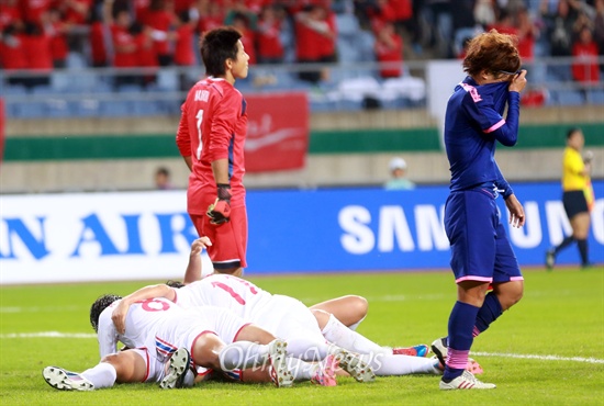 세번째 추가골에 허탈한 일본 여자축구 선수들 북한 여자축구대표팀의 허은별이 1일 오후 인천 문학월드컵경기장에서 열린 '2014 인천아시아경기대회' 여자축구 일본과의 결승전에서 후반 87분 세번째 헤딩슛을 성공시킨 뒤 동료들에게 축하를 받고 있다.