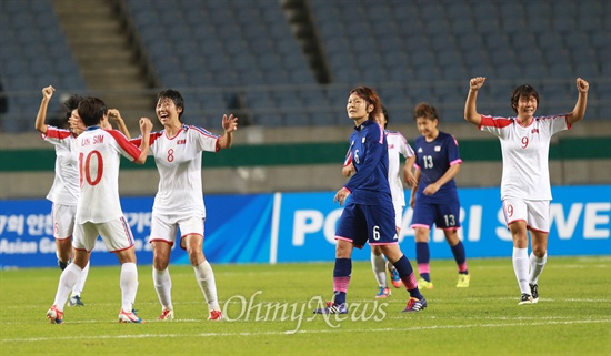 북한 여자축구 일본 꺾고 '금메달 획득' 북한 여자축구대표팀 선수들이 1일 오후 인천 문학월드컵경기장에서 열린 '2014 인천아시아경기대회' 여자축구 일본과의 결승전에서 3대 1로 승리하며 기뻐하고 있다.