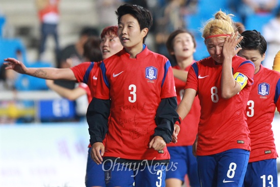 동메달 획득에 아쉬운 눈물만... 한국 여자축구대표팀이 1일 오후 인천축구전용경기장에서 열린 '2014 인천아시아경기대회' 여자축구 동메달 결정전 베트남과의 경기에서 3대 0으로 완승하며 동메달을 획득하자 아쉬워하고 있다.