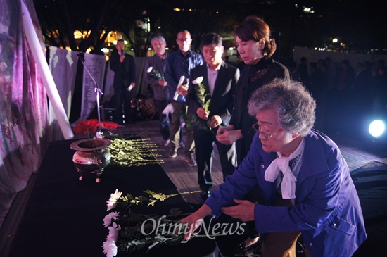 1일 오후 대구2.28기념공우너에서 열린 10월항쟁 68주기 희생자 추모제에서 유족들과 행사 참가자들이 헌화하고 있다.