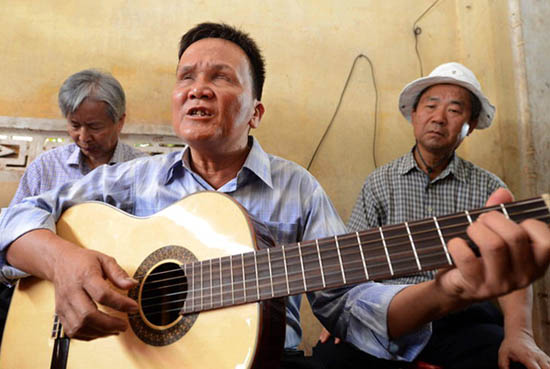 한국군의 민간인 학살 때 당시 생후 6개월이었던 도안응이아씨, 어머니가 죽으면서 그를 안고 쓰러지는 바람에 목숨은 건졌지만 실명했다. 눈이 보이지 않는 그가 한국인 방문자들을 맞아 기타를 치면서 평화를 노래하고 있다.