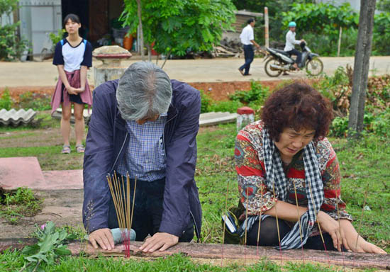 이정우 경북대 교수와 김명희 봉화 재산중 교사가 한국군의 베트남 민간인 학살 매장 현장에서 참배하고 있다.
