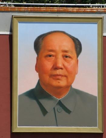 해마다 국경절에 새롭게 그려 내건다. 언제까지 저곳에 마오쩌둥이 사진이 걸릴지 지켜볼 일이다.