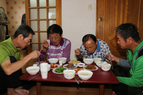 신촌마을 주민들이 마을회관에 모여 점심식사를 하고 있다. 지난 9월 24일 전남 나주시 다도면에서다.