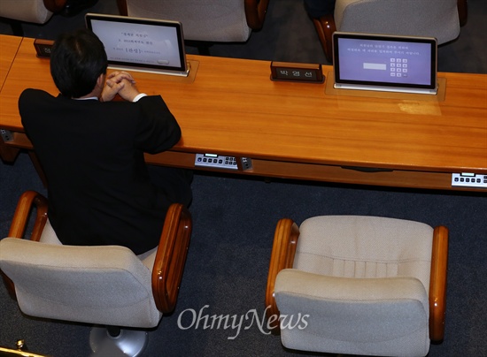 박영선 새정치민주연합 원내대표가 사퇴한 2일 오후 서울 여의도 국회에서 열린 본회의에서 박 원내대표의 자리가 비어 있다.