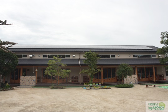 해님발전소가 설치되어 있는 교토 공동발전소  ‘자연유치원’. 어린이 대상 환경교육을 제공 하고 있다. 지붕에는 태양광 패널이 설치되어 있다.
