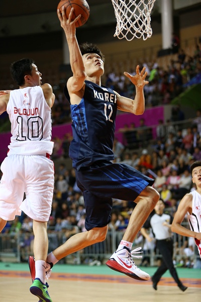  지난 24일 2014 인천아시안게임 남자 농구 본선 한국-몽골 경기에서 김주성 선수가 슛을 시도하고 있다.