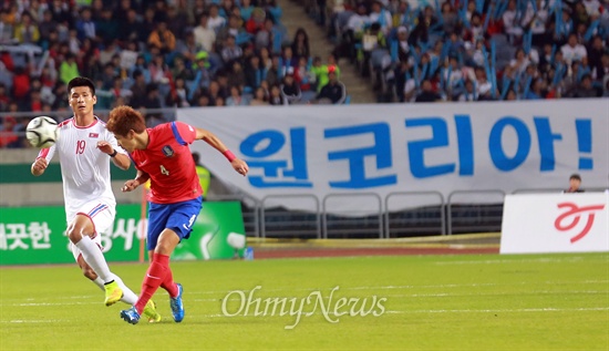 축구 결승에서 만난 남과 북 한국 축구대표팀의 김민혁(오른쪽)이 2일 오후 인천 문학월드컵경기장에서 열린 '2014 인천아시아경기대회' 북한과의 결승전에서 북한의 박광룡과 볼을 다투고 있다.