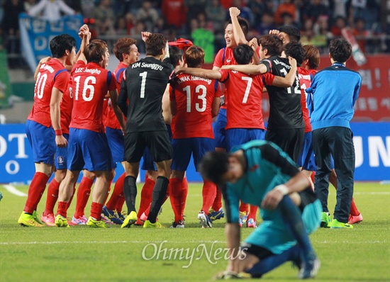 금메달 획득 만끽하는 한국 축구대표팀 한국 축구대표팀이 2일 오후 인천 문학월드컵경기장에서 열린 '2014 인천아시아경기대회' 북한과의 결승전에서 연장후반 1대 0으로 극적인 승리를 거둔 뒤 금메달을 획득하며 기뻐하고 있다.