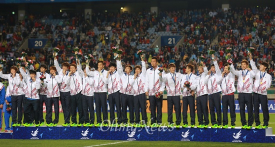 한국, 28년만에 '금' 한국 축구대표팀 선수들이 2일 오후 인천 문학월드컵경기장에서 열린 '2014 인천아시아경기대회' 축구 시상식에서 금메달을 수여받은 뒤 꽃다발을 들어보이며 팬들에게 답례인사를 하고 있다.