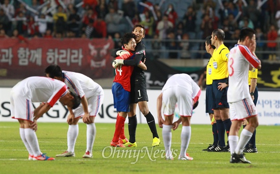 금메달 딴 축구대표팀 '드디어 해냈다' 한국 축구대표팀이 2일 오후 인천 문학월드컵경기장에서 열린 '2014 인천아시아경기대회' 북한과의 결승전에서 연장후반 1대 0으로 극적인 승리를 거둔 뒤 금메달을 획득하며 기뻐하고 있다.