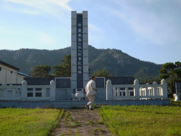 암태도 소작쟁의 기념비  섬 중앙 면소재지에 서 있다. 