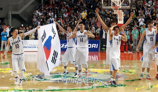 남자농구, 12년만에 금메달 획득  한국 농구대표팀 선수들이 3일 오후 인천 삼산월드체육관에서 열린 '2014 인천아시아경기대회' 이란과의 결승전에서 79대 77로 승리한 뒤 금메달을 획득하며 기뻐하고 있다.