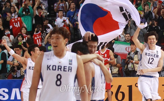 한국 농구 이란 꺾고 12년 만에 금메달 한국 농구대표팀 선수들이 3일 오후 인천 삼산월드체육관에서 열린 '2014 인천아시아경기대회' 이란과의 결승전에서 79대 77로 승리한 뒤 금메달을 획득하며 기뻐하고 있다.