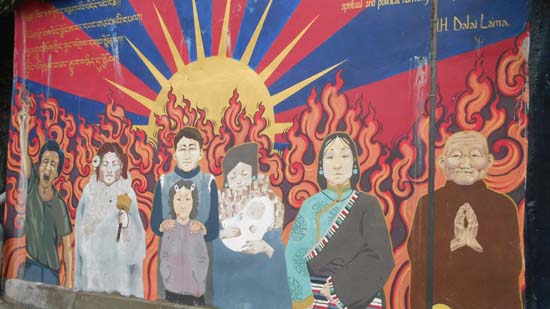 맥그로드 간즈에서 만난 티베트 벽화. 티베트의 자유를 갈구하는 티베트인들의 다양한 표정이 그려져 있다.