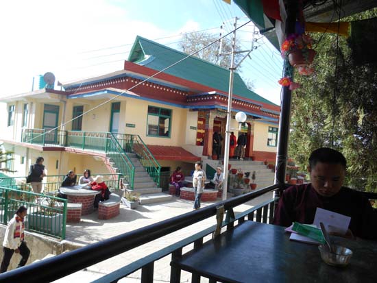 티베트 도서관 앞에 자리한 강의실. 티베트 불교를 배우기 위해 이른 아침부터 외국인들이 모여들고 있다.