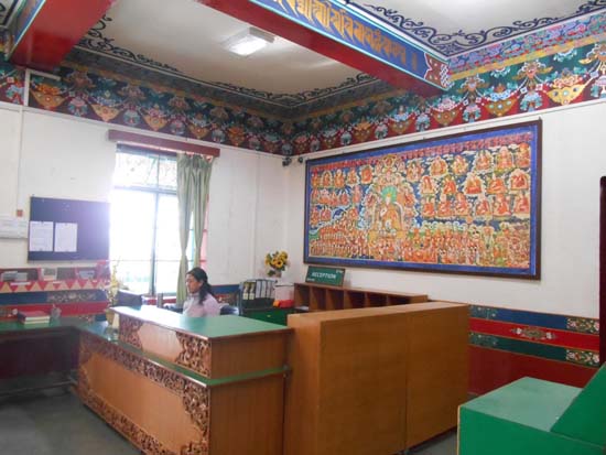 곳곳에 티베트 불화가 걸려 있는 티베트 도서관 내부