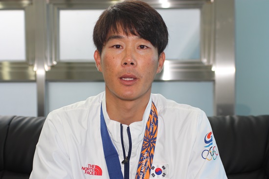  인천아시안게임 470급 요트경기에서 금메달을 딴 김창주 선수가 인터뷰를 하고 있다. 