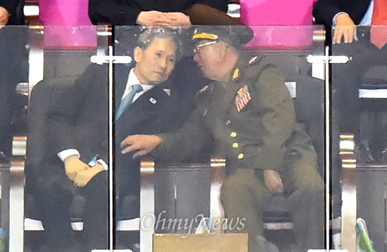 지난 2014년 10월 4일 인천시 서구 아시아드주경기장에서 열린 2014인천아시안게임 폐막식에 참석한 김관진 청와대 국가안보실장과 북한 황병서 군 총정치국장이 이야기를 나누고 있다.