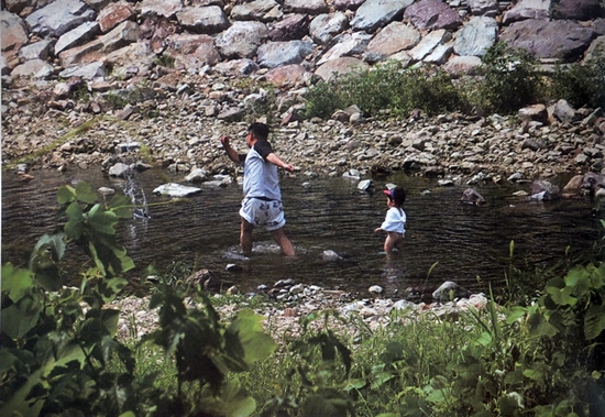 아이에게 열심히 물수제비 시범을 보이는 젊은 아버지, 동네 사진가만이 담을 수 있는 장면이다. 