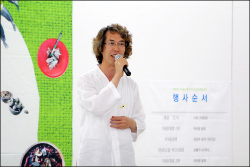 2014년 6월 열린 '제4회 아름다운 전라도말 자랑대회' 개최에 앞서 인사말을 하고 있는 황풍년 대표.