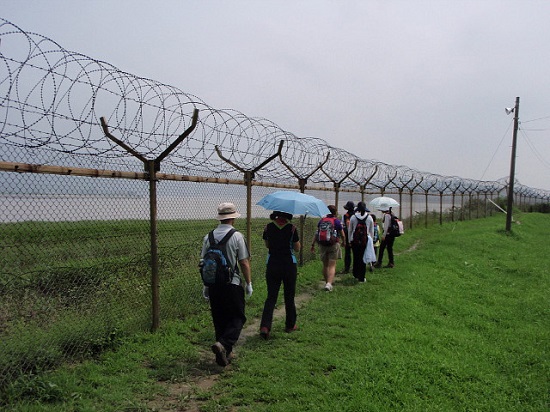민통선 안의 철책을 따라 걸었던 '민통선 평화걷기'의 모습.