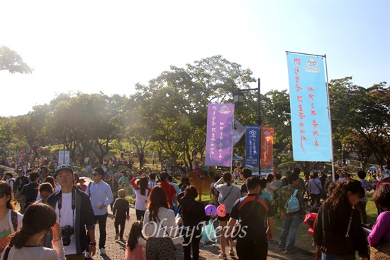 2014 진주남강유등축제가 열리고 있는 속에, 많은 사람들이 모여들고 있다.