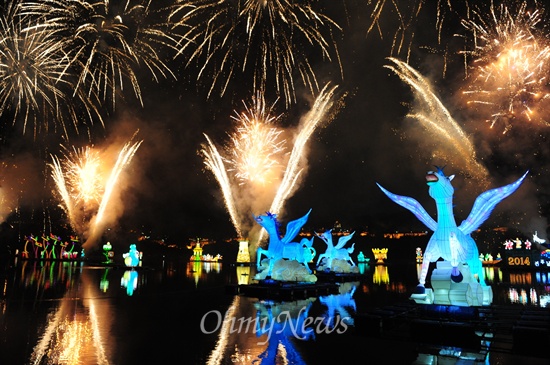 2014 진주남강유등축제의 불꽃놀이.