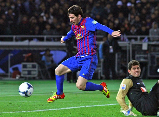 지난 2011년 12월 18일, 리오넬 메시가 산토스와의 경기에서 공을 다루고 있는 모습.