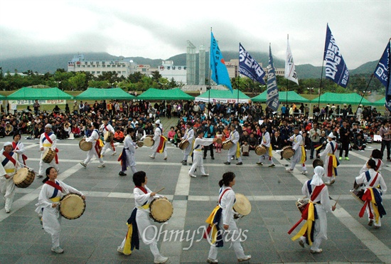  5일 통합진보당 경남도당은 새누리당 권선동 의원과 강기윤 의원 등이 ‘근로기준법 개정'을 발의하자 반대하는 논평을 냈다. 사진은 노동자들이 창원 용지공원에서 노동절 행사를 열었을 때 모습.