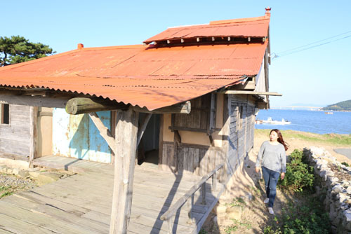 영화 '천년학'의 선술집 세트. 선학동마을로 가는 회진 바닷가에 서 있다.