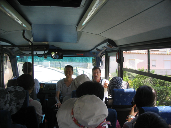버스에 동승한 이탈이아 가이드가 설명하고 한국인이 통역하는 시스템이다