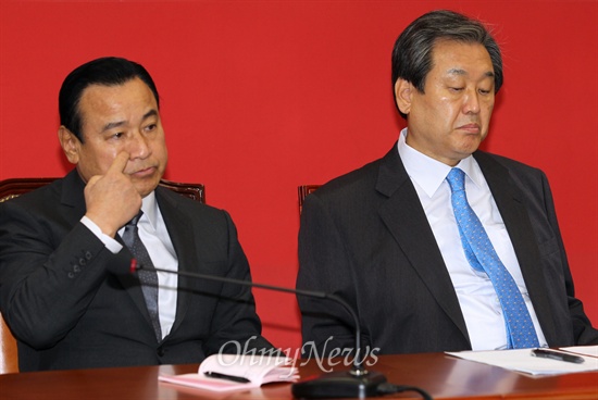 새누리당 김무성 대표와 이완구 원내대표가 6일 오전 국회에서 열린 최고위원회의에 참석하고 있다.