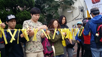 핵없는 삼척 리본 달기 도보 순례 캠패인이 끝난 다음 가로변에 '핵없는 삼척을 만들자'는 리본을 달고 있는 캠패인 참가자들