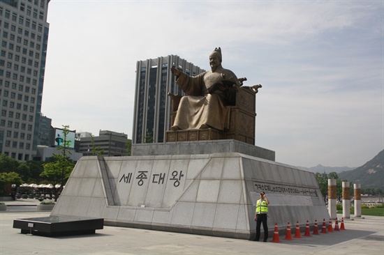 한글날은 <세종실록> 28년(1446) 9월조의 “이 달에 훈민정음이 이루어지다(是月訓民正音成)”라는 기록을 근거로 제정되었다.