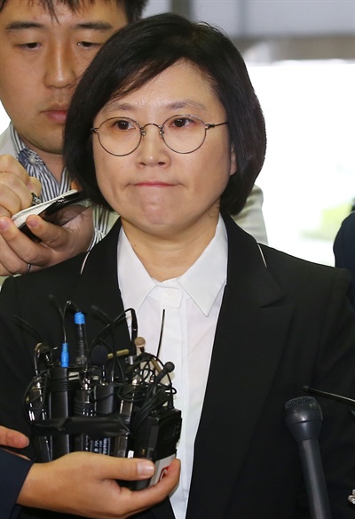 세월호 유가족의 '대리기사 폭행' 사건에 연루된 새정치민주연합 김현 의원이 지난 3일 피의자 신분으로 조사를 받기 위해 서울 영등포 경찰서에 출석, 굳은 표정으로 기자들의 질문을 듣고 있다.
