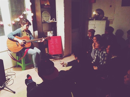 지난 3월, 아현동 쓰리룸에서 집밥 모임과 함께 공연이 열리고 있다. 