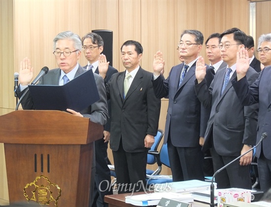 7일 오전 세종특별시 정부세종청사에서 열린 교문위 국정감사에서 김종덕 문화체육관광부 장관이 증인선서를 하고 있다.