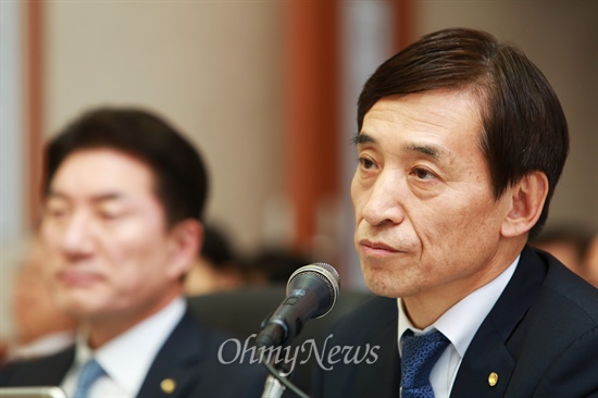 이주열 한국은행 총재가 지난해 10월 7일 한국은행에서 열린 국회 기획재정위 국정감사에서 의원들의 질의를 듣고 있다.