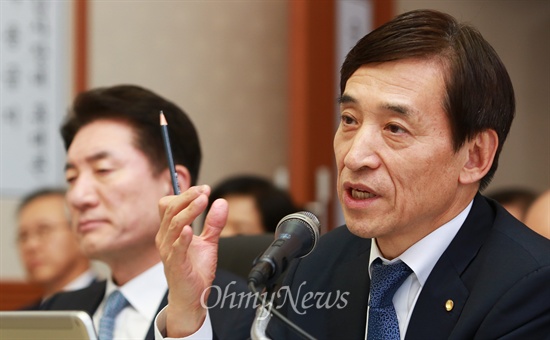 이주열 한국은행 총재가 지난 7일 한국은행에서 열린 국회 기획재정위 국정감사에서 의원들의 질의에 답변하고 있다.