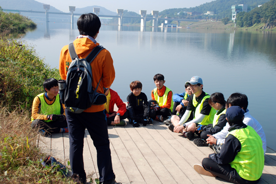 공주보 상류 곰나루선착장에서 김성중 대전충남녹색엽합 간사가 광명YMCA 볍씨학교 학생들에게 금강을 이야기하고 있다.