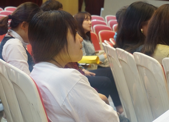 숙명여대 세월호 유가족 캠퍼스 간담회에서 유가족의 이야기를 듣는 학생