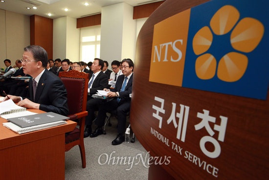 임환수 국세청장이 8일 오후 서울 종로구 국세청에서 열린 국회 기획재정위원회 국세청에 대한 국정감사에서 의원들의 질의에 답변하고 있다.