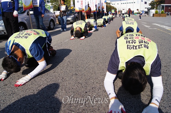  쌍용자동차 해고노동자들이 8일 오전 쌍용차 평택공장 정문에서 평택법원까지 약 3km 3보1배를 하며 법원의 공정한 판결을 촉구하고 있다.