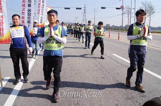  쌍용자동차 해고노동자 60여 명이 8일 오전 평택공장에서부터 법원까지 약 3km 3보1배를 하며 법원의 조속한 판결을 요구했다. 공장에 다시 돌아가고 싶은 간절함이 모은 두 손을 통해 전해진다.