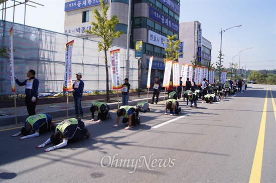  3보1배를 하고 있는 쌍용자동차 해고노동자들. 이들은 하루라도 빨리 공장으로 돌아가고 싶다며 법원의 현명하고 조속한 판단을 촉구했다.