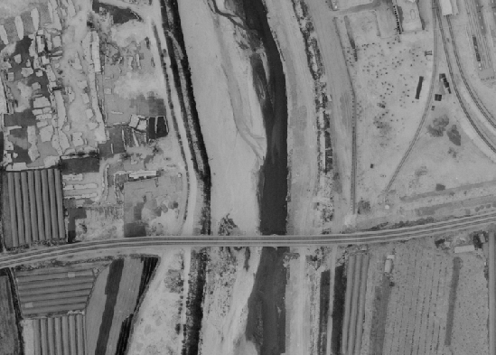 1985년 전후 중랑천을 고가로 지나는 4호선 모습이다. 1시 방향은 현재의 창동차량기지다. 사진의 중앙을 관통하는 것이 4호선 지상 구간이다.